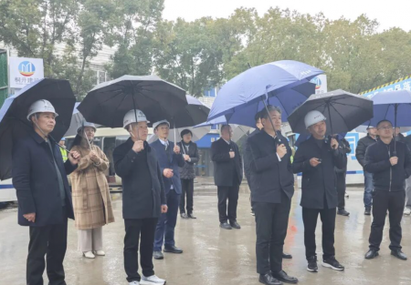 桐升·新闻/市委书记王坚一行莅临我公司承建的凤鸣小学及凤鸣幼儿园工程